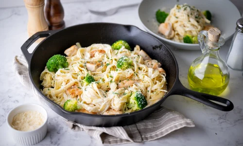 Paste Fettucine Alfredo  Sursa foto shutterstock 2202348275 jpg