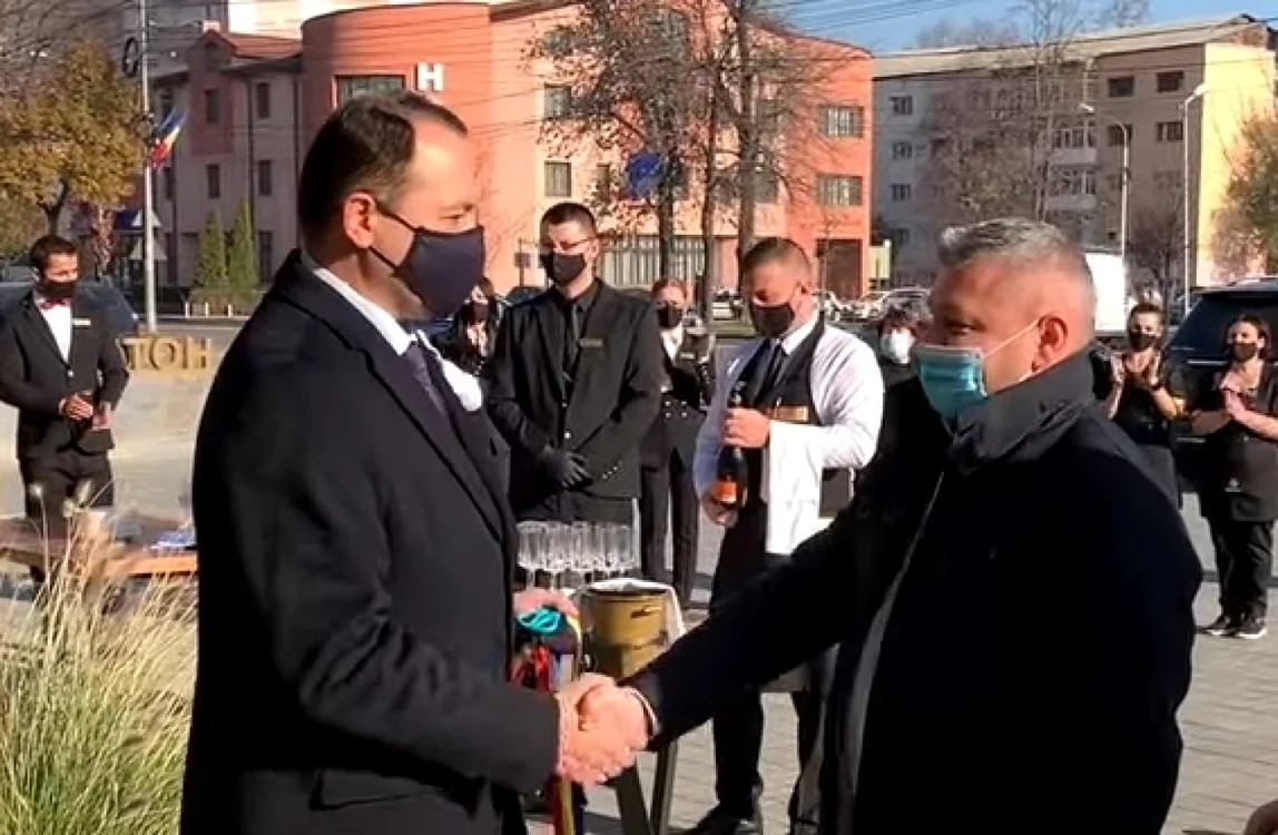Primarul Cristi Misăilă şi Daniel Sava, la inaugurarea hotelulu Kristal, în noiembrie 2020