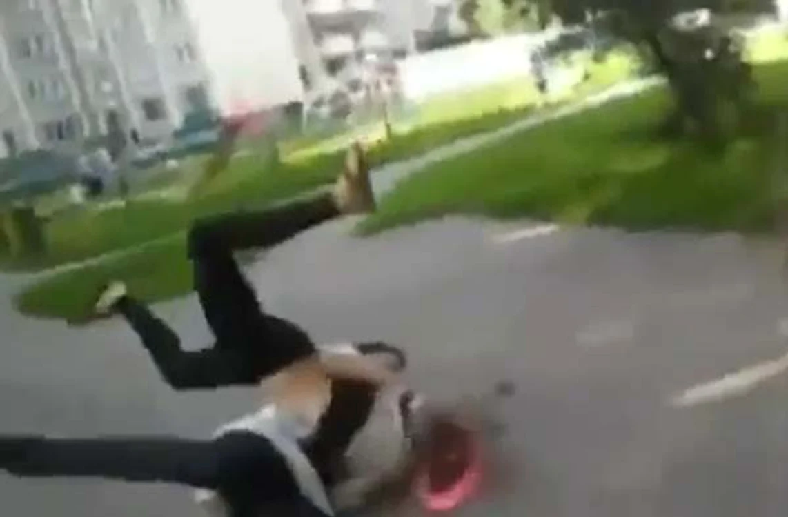 A căzut cu faţa de asfalt