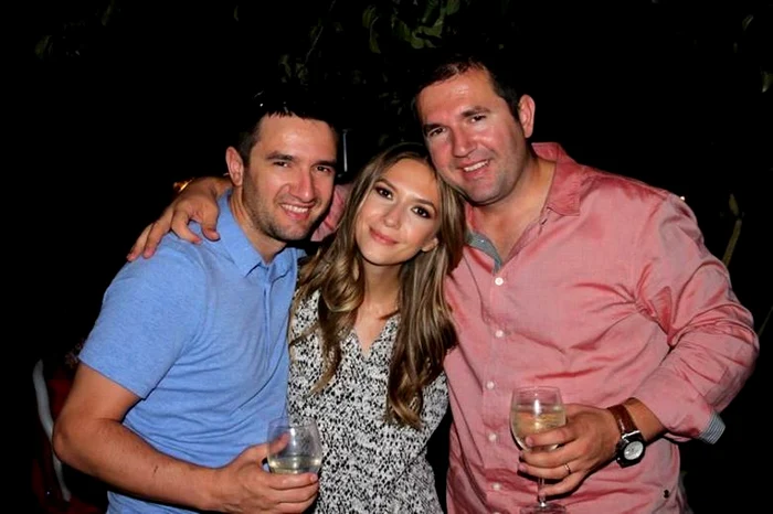 Adela Popescu, încadrată de frații ei, Bogdan și Călin