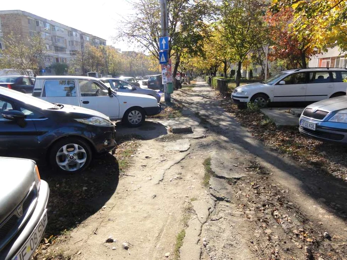 Trotuarele de la intrarea în Slatina dinspre Piteşti aferente străzii Cornişei arată ca după război...