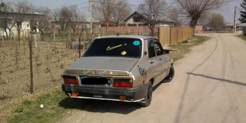 Hoţii au sărit din Dacia pe care au furat-o şi au lăsat-o în trafic, în mişcare