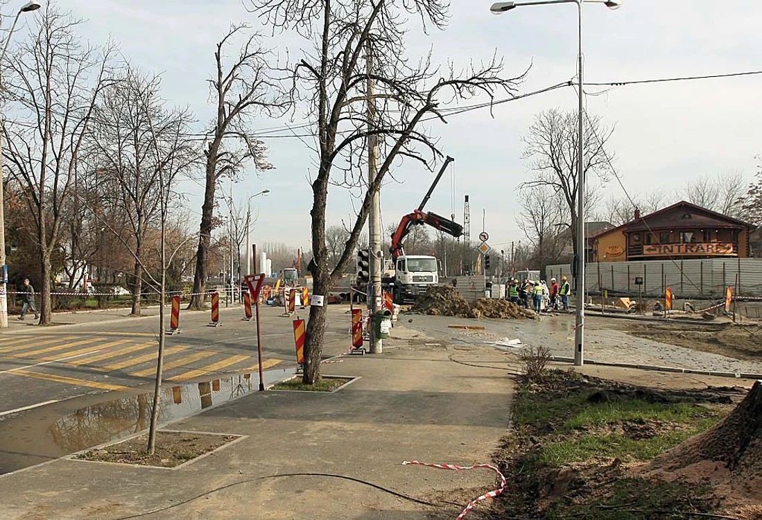 Pentru a reface intersecția  de la Eroilor, constructorul a  închis total circulația în zonă 