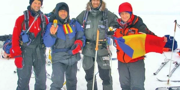 Romeo Dunca ( 2 din stânga) şi Coco Galescu ( 1 din dreapta) mai au o zi până la premiera românească de a cuceri pe schiuri Polul Sud 