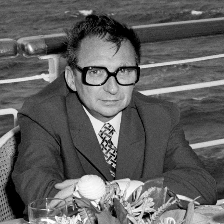 
    Ion Mihai Pacepa a fugit în 1978 în SUA. Nicolaie Ceaușescu a oferit o recompensă de două milioane de dolari pentru prinderea saSursa foto: Wikipedia  