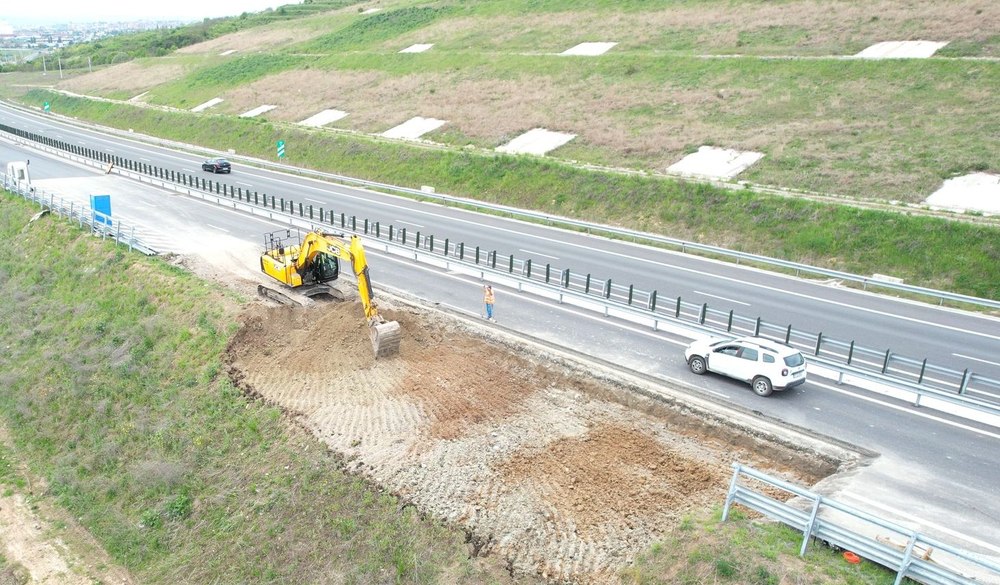 O nouă alunecare de teren pe autostrada A10, la nodul rutier Alba Iulia Nord. Traficul rutier, închis de trei luni VIDEO