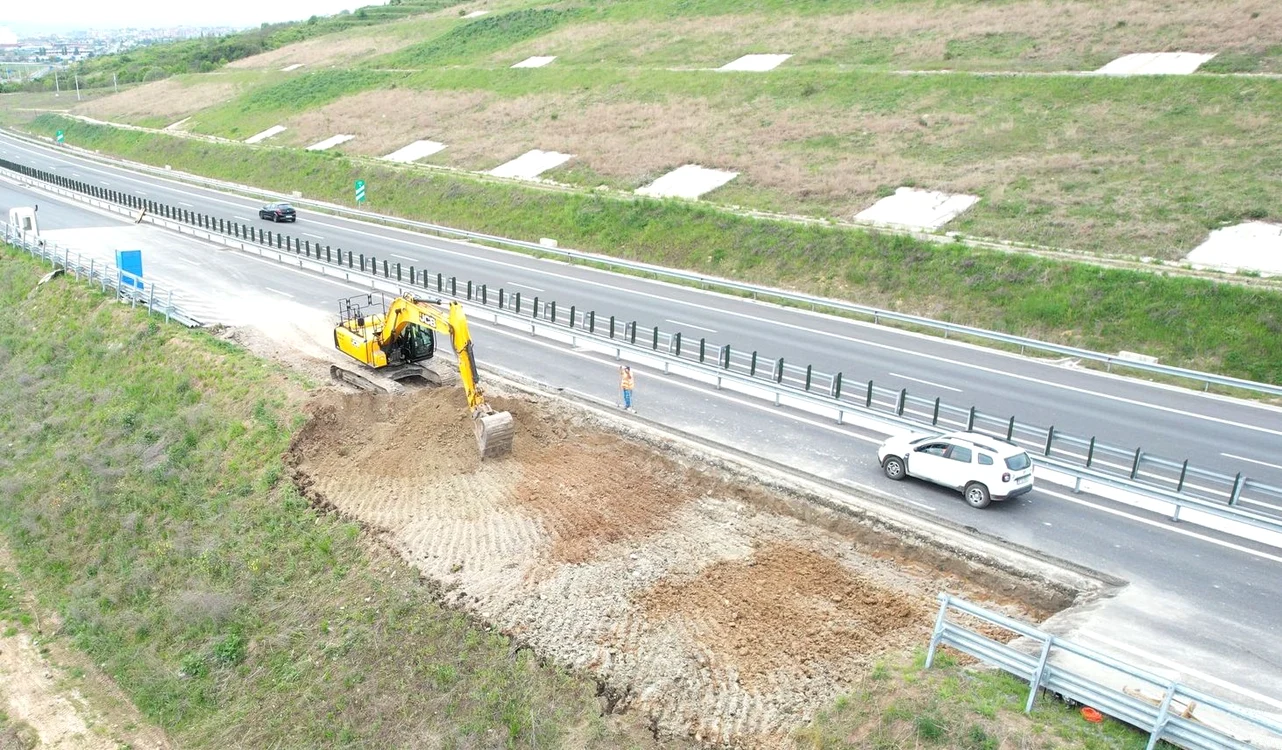 Se lucrează la o nouă alunecare de teren pe A10 FOTO ziarulunirea.ro