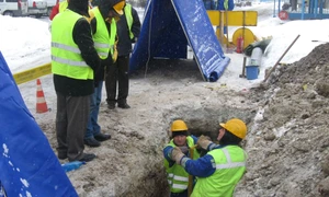 Muncitorii Distrigaz au muncit 6 ore pentru ca oamenii să aibă din nou apă caldă şi căldură