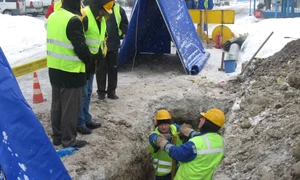 Muncitorii Distrigaz au muncit 6 ore pentru ca oamenii să aibă din nou apă caldă şi căldură