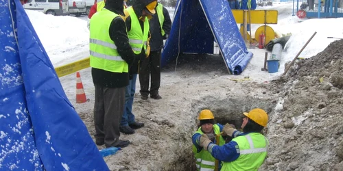 Muncitorii Distrigaz au muncit 6 ore pentru ca oamenii să aibă din nou apă caldă şi căldură