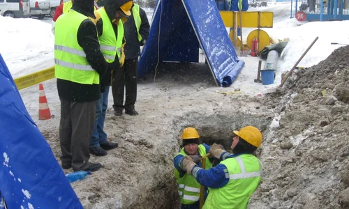 Muncitorii Distrigaz au muncit 6 ore pentru ca oamenii să aibă din nou apă caldă şi căldură