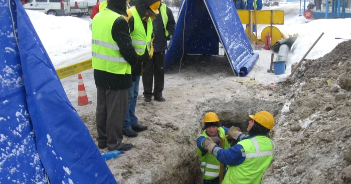 Muncitorii Distrigaz au muncit 6 ore pentru ca oamenii să aibă din nou apă caldă şi căldură