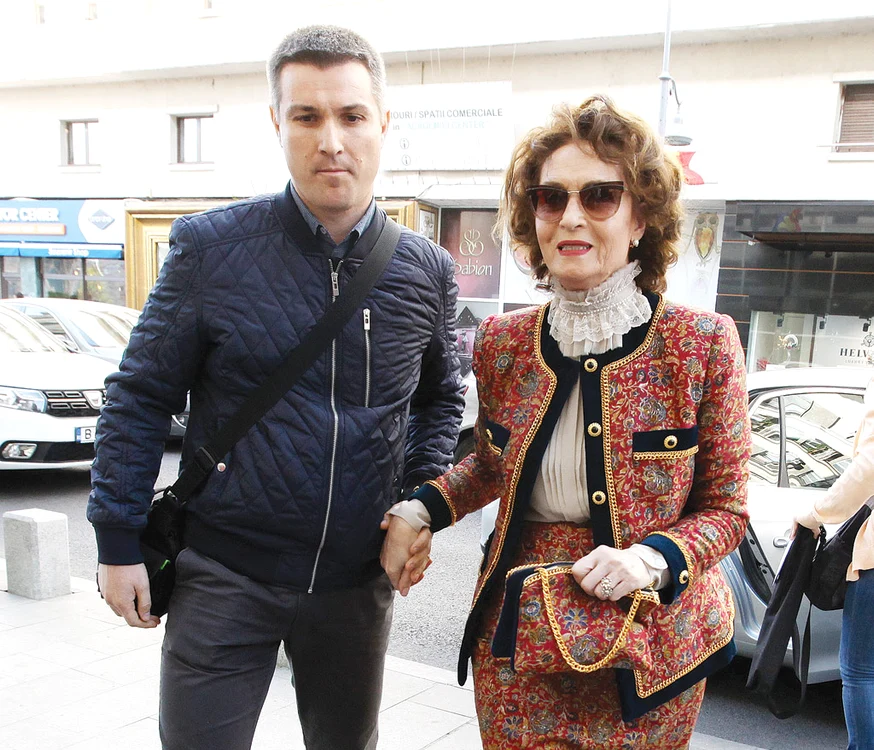 La 73 de ani, Angela Similea se îmbracă la fel de elegant cum ne-a obişnuit în tinereţe