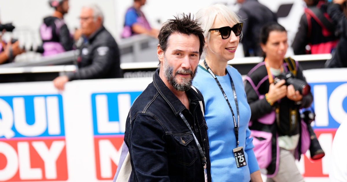 Un cuplu cool! ศi Keanu Reeves ศi-a dus iubita la curse, dar รฎn Germania