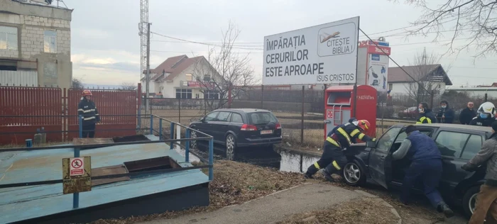 Scurgerile de petrol au afectat circulaţia pe unul dintre bulevardele din Ploieşti FOTO ISU Prahova