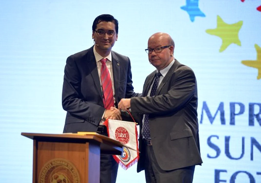 Răzvan Burleanu, preşedintele FRF, şi Jesper Møller, Preşedintele Federaţiei Daneze, după semnarea tratatului de colaborareSursa foto: www.frf.ro