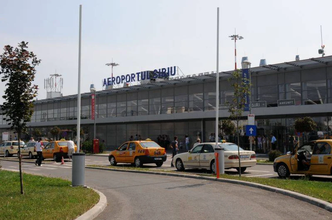 Bărbatul și-a așteptat fosta soție la aeroport