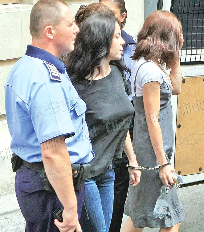 La ieşirea din Curtea de Apel,  Andreea Marta era legată  cu cătuşe de o altă femeie arestată