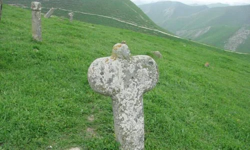Se presupune că acesta e cimitirul practicanţilor cultului falusului jpeg