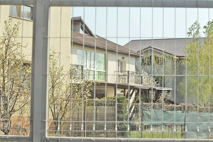 Actorul locuieşte cu familia sa într-o vilă cochetă din cartierul Băneasa