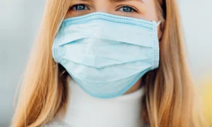 Purtarea măștii de protecție în spațiile deschise aglomerate devine obligatorie în Neamț începând de miercuri jpeg