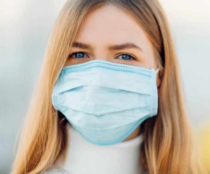 Purtarea măștii de protecție în spațiile deschise aglomerate devine obligatorie în Neamț începând de miercuri