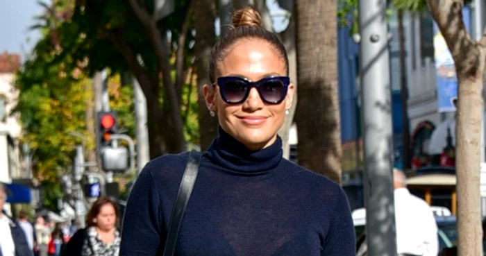 
    Jennifer Lopez și-a etalat formele voluptoase, pe străzile din Los AngelesFoto: Guliver/Splashnews  