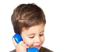 baietel vorbeste la telefon shutterstock 2278642 jpeg