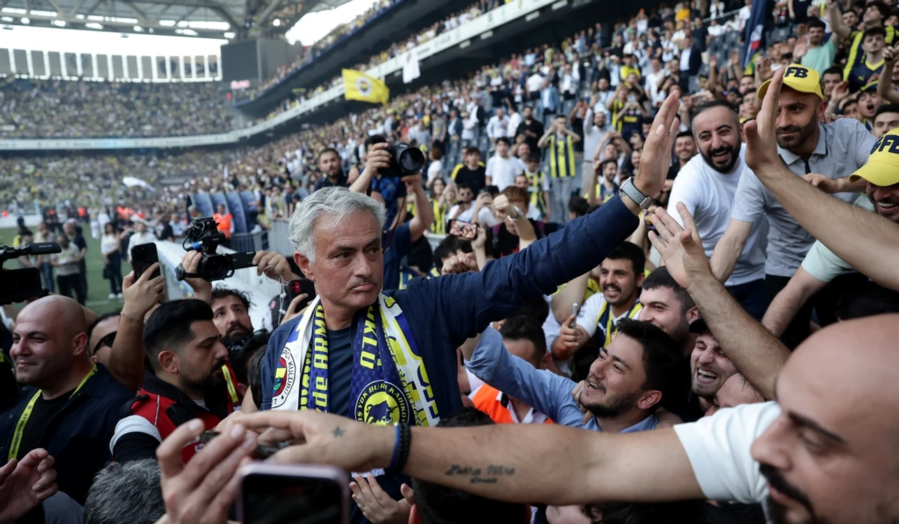 José Mourinho o va antrena pe Fenerbahçe SK, în următorii doi ani (FOTO: EPA)