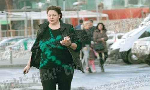În Martie, Rita mânca  produse de tip fast food,  fără să i pese cât de  mult se îngrăşase (FOTOGRAFII: BRIGADA DIVERSE) jpeg