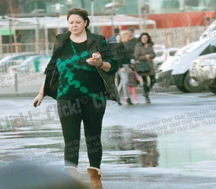 În Martie, Rita mânca produse de tip fast-food, fără să-i pese cât de mult se îngrăşase (FOTOGRAFII: BRIGADA DIVERSE)