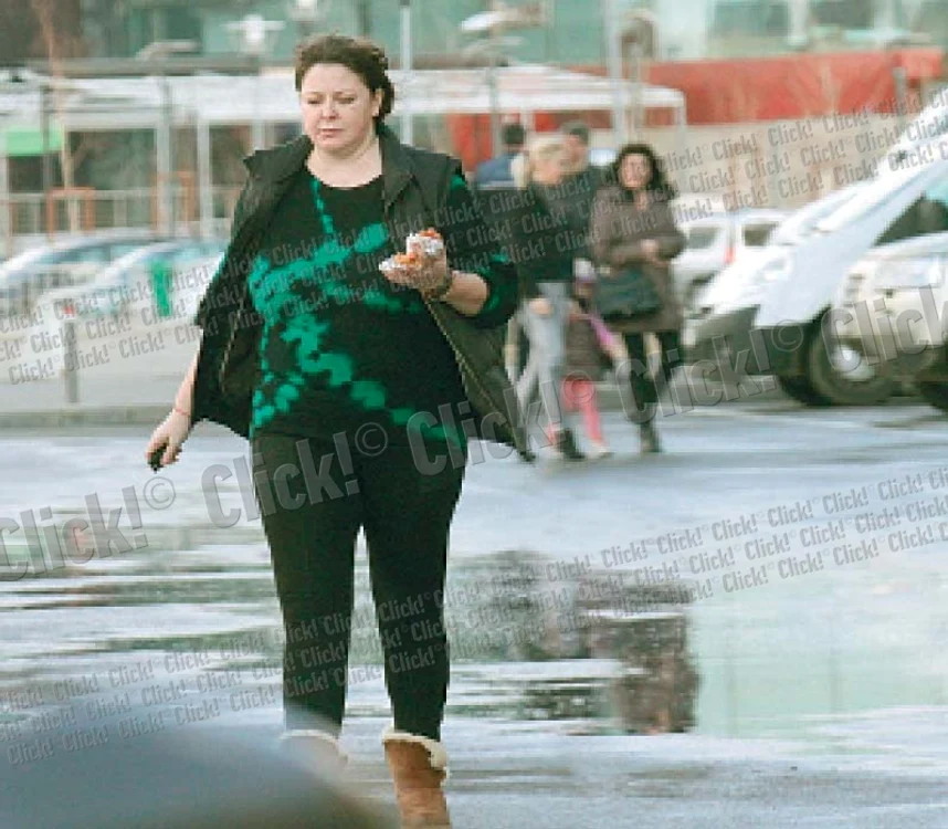 În Martie, Rita mânca  produse de tip fast-food,  fără să-i pese cât de  mult se îngrăşase (FOTOGRAFII: BRIGADA DIVERSE)