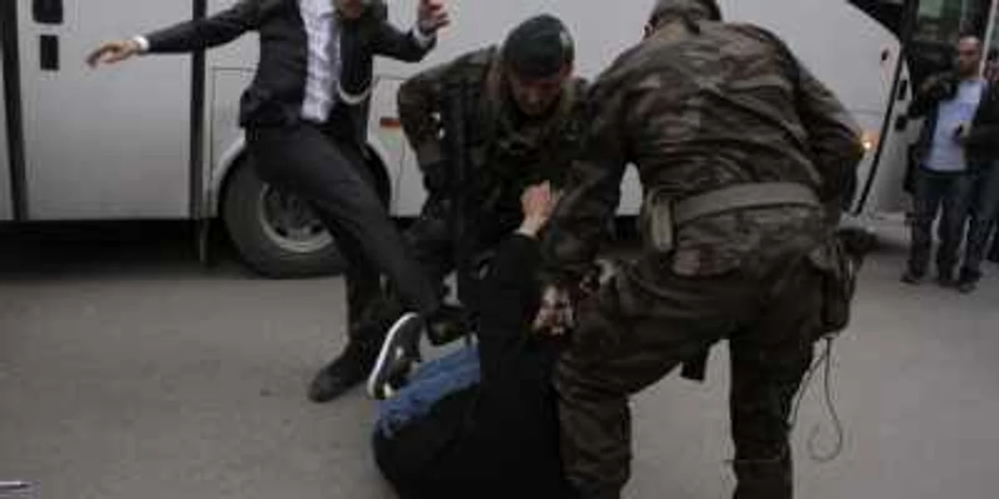 Yusuf Yerkel, consilier al premierului turc Recep Tayyip Erdoğan, loveşte un protestar imobilizat de forţele de ordine/ FOTO Reuters&Human Rights Watch