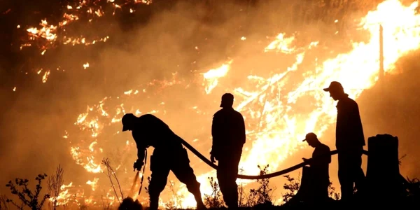 Membrii departamentului de pompieri încearcă să stingă incendiul din satele Daba şi Tsagveri de pe Valea Borjomi din Georgia FOTO Mediafax / Hepta / Anadolu Agency
