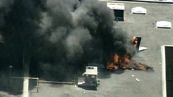 
    Martorii spun că se vedea fum ieşind din avion, înainte ca acesta să se prăbuşească  