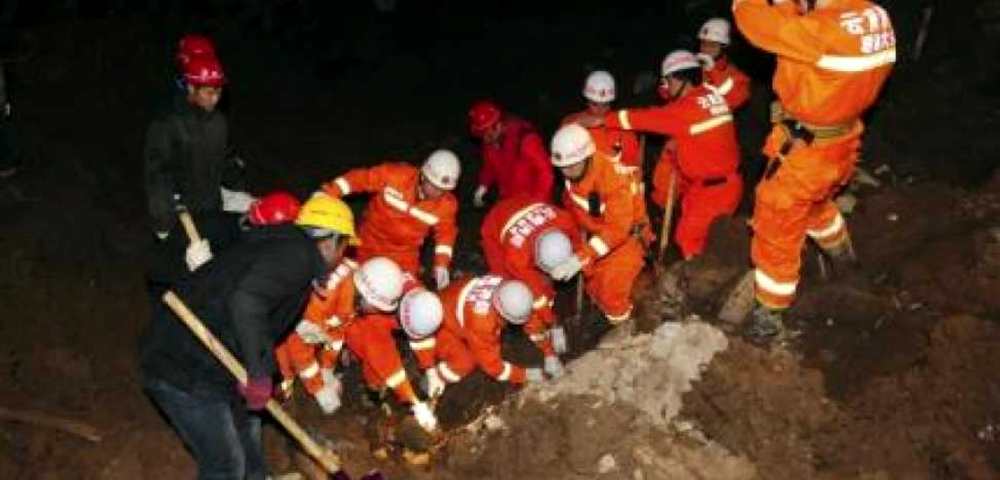 46 de case au fost îngropate sub vaul de noroi          Foto Reuters