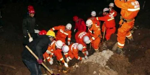 46 de case au fost îngropate sub vaul de noroi Foto Reuters