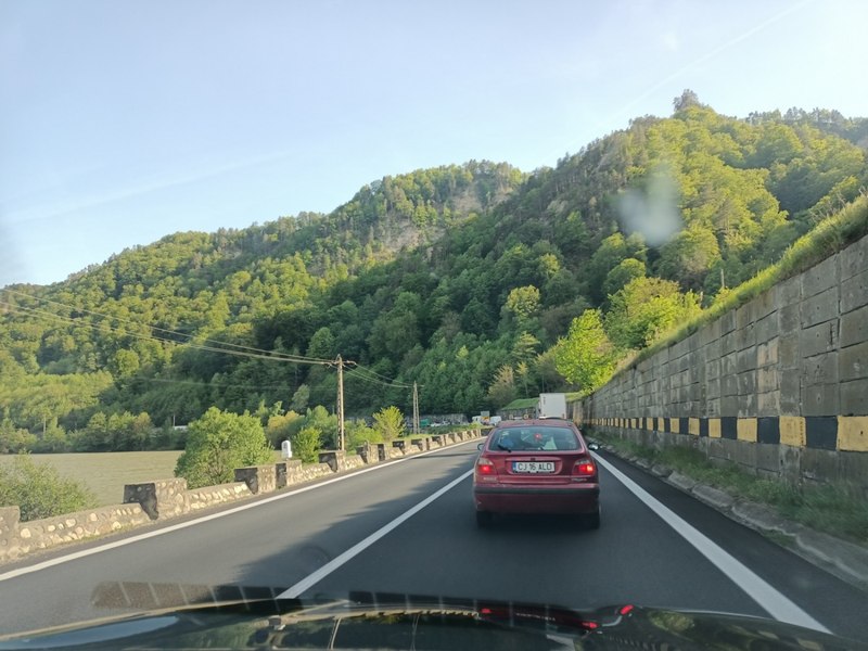 Mersul în coloană la drum lung: avantajos sau periculos? Ce spun șoferii: „Parcă vă duceți la război, nu în concediu”