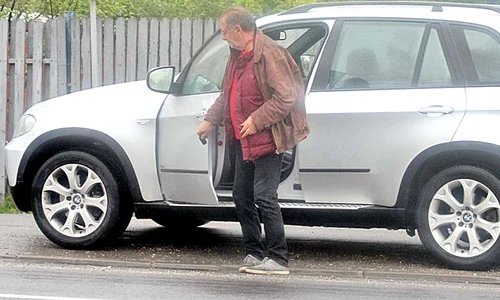 50 000 de euro  Actorul Florin Zamfirescu (66 de ani) arată ca un baştan la volanul maşinii sale, un BMW X5 argintiu jpeg