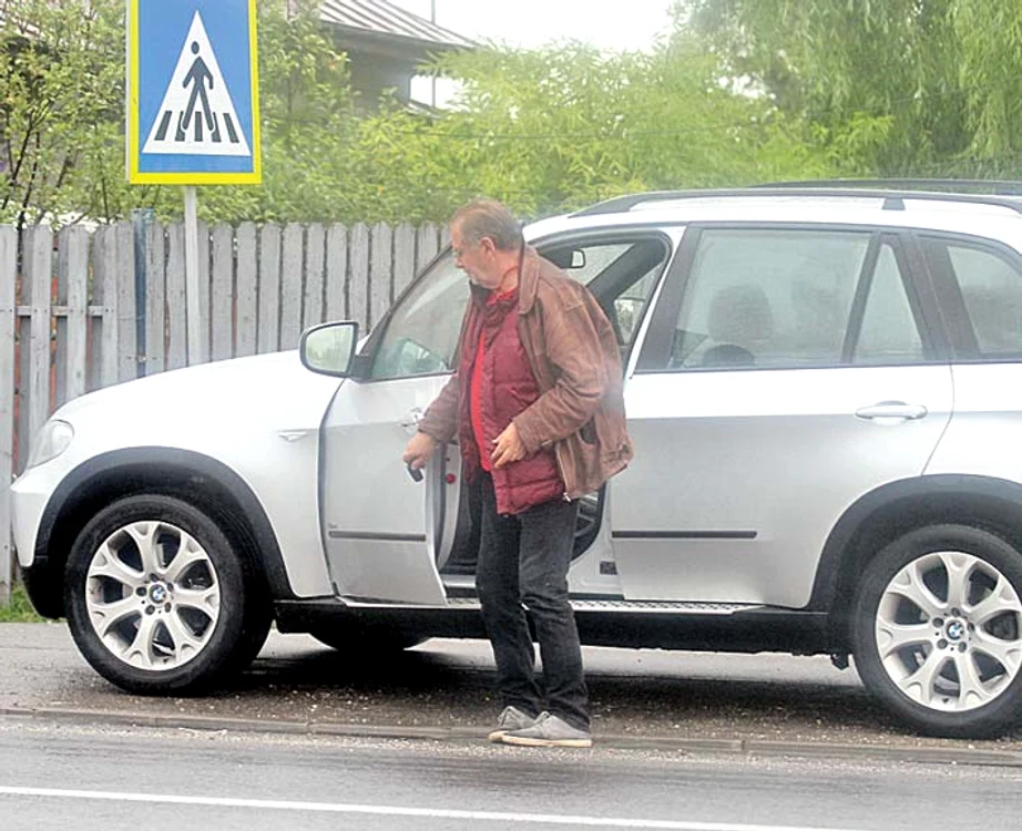 50.000 de euro. Actorul Florin Zamfirescu (66 de ani) arată ca un baştan la volanul maşinii sale, un BMW X5 argintiu
