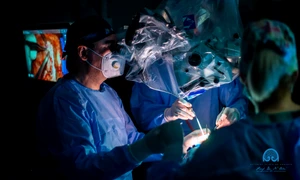 Medici în sala de operaţie