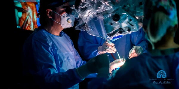 Medici în sala de operaţie