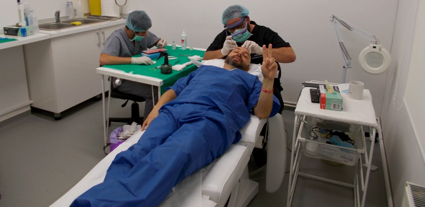 Medicul Panagiostis Vogiatzis i-a implantat cântăreţului peste 3.700 de fire de păr