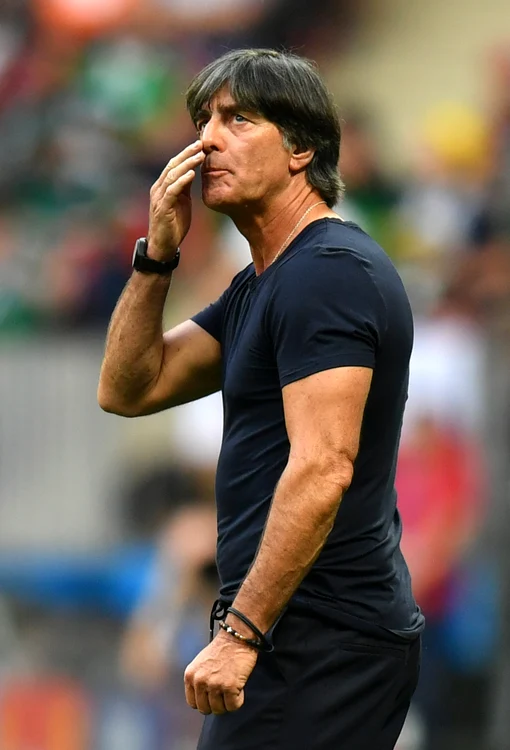 Low nu-şi poate stăpâni gesturile făcute cu mâinile