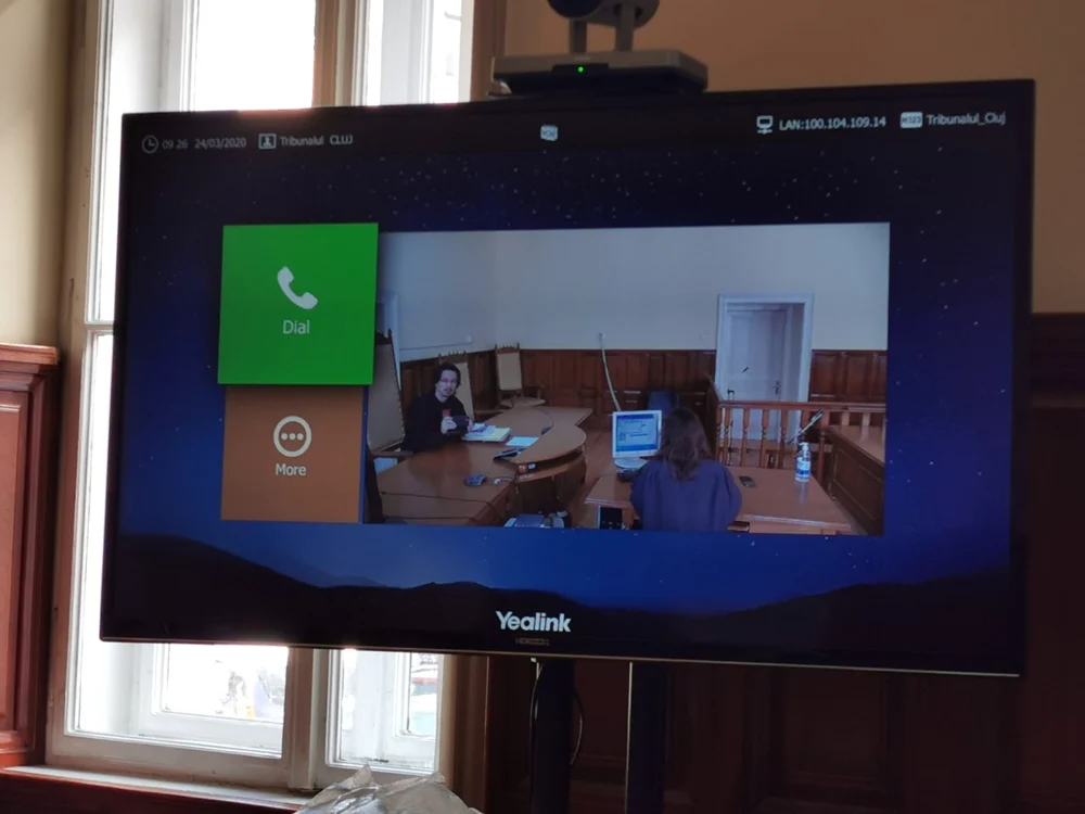 Sistemul de videoconferinţă care asigură audierile în toate instanţele Imagine: jud. Cristi Danileţ / Facebook