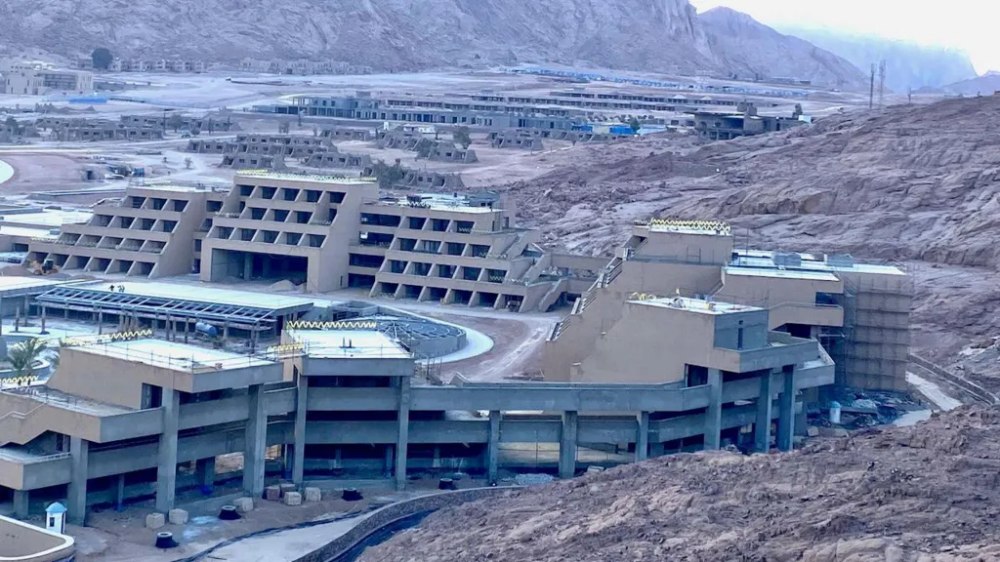 Locul sacru unde Moise ar fi primit Cele Zece Porunci, transformat într-un mega-resort de lux. Au fost mutate morminte pentru a face loc unui parc auto
