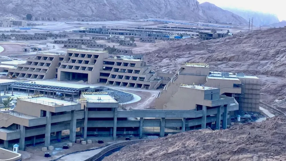 Locul sacru unde Moise ar fi primit Cele Zece Porunci, transformat într-un mega-resort de lux. Morminte au fost mutate pentru a face loc unui parc auto
