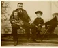 Savantul alături de doi dintre copiii lui, probabil în 1912