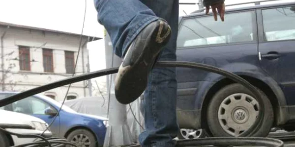 Nu s-a stabilit până acum cât cablu au furat cei trei (foto arhivă)