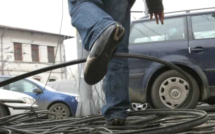 Nu s-a stabilit până acum cât cablu au furat cei trei (foto arhivă)